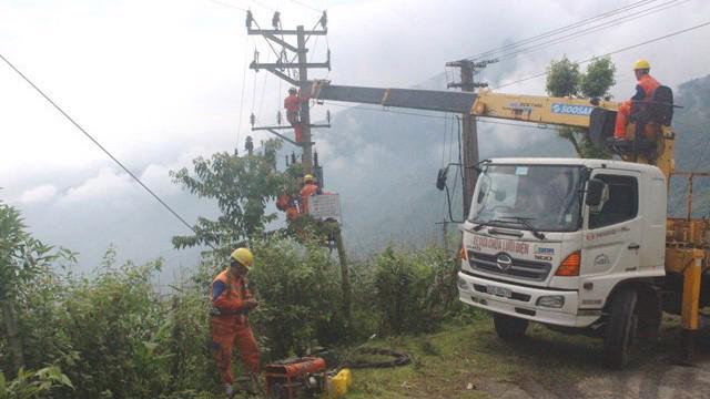 Hành trình kéo điện lên vùng cao của người thợ điện Lào Cai tới xã Phìn Ngan.