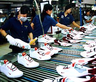 Kim ngạch xuất khẩu mặt hàng da giầy đã giảm khá mạnh trong tháng đầu năm 2009 - Ảnh: Việt Tuấn.