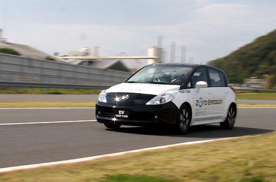 Mẫu xe điện Nissan Leaf trên đường chạy thử tại Nhật Bản - Ảnh: Đức Thọ.