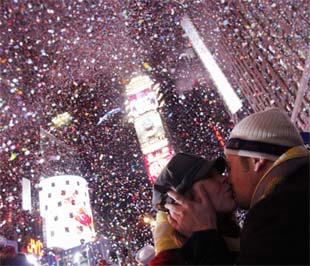 Một cặp tình nhân trao nhau nụ hôn vào thời khắc đón năm mới tại quảng trường Thời Đại ở trung tâm thành phố New York (Mỹ) - Ảnh: Reuters.