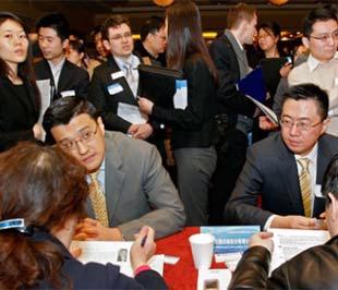 Đại diện một số tập đoàn tài chính lớn nhất Trung Quốc đang phỏng vấn các ứng viên trong một buổi tuyển dụng tổ chức gần đây tại New York.