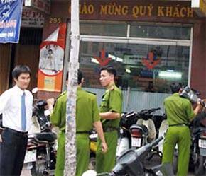 Tại trụ sở Phòng giao dịch An Dương Vương - Ngân hàng Đầu tư và Phát triển Việt Nam Chi nhánh Sài Gòn - nơi xảy ra vụ cướp tiền ngày 3/7/2007 - Ảnh: VnExpress.