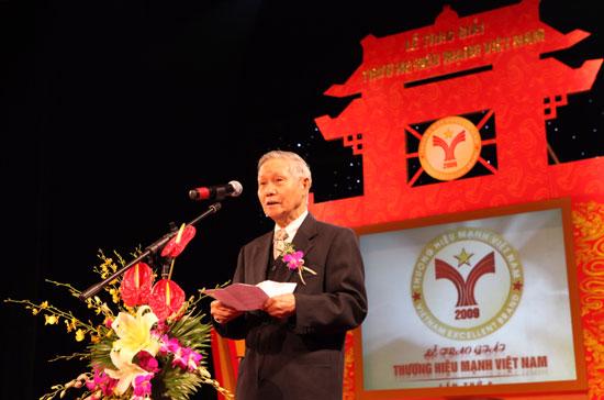 GS. Đào Nguyên Cát, Tổng biên tập Thời báo Kinh tế Việt Nam, phát biểu khai mạc chương trình Thương hiệu mạnh Việt Nam năm 2009.