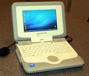 Máy tính Classmate PC được chế tạo để giúp các em nhỏ trên khắp thế giới thúc đẩy khả năng học tập và phát triển.