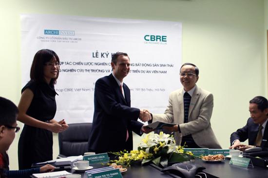 Lãnh đạo CBRE và Archi Invest ký biên bản hợp tác.