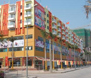 Nhiều người Trung Quốc sang thuê đất xây siêu thị, nhà hàng to tát ở Móng Cái.