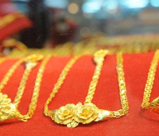 Trong ngày hôm qua và sáng nay, giá vàng bán ra trong nước đã giảm khoảng 15.000 đồng/chỉ - Ảnh: Quang Liên.