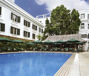 Khu bể bơi bên trong Khách sạn Sofitel Hà Nội.