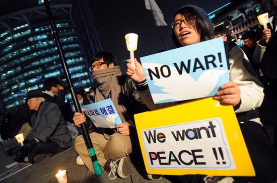 Các nhà hoạt động hòa bình bày tỏ thái độ phản đối chiến tranh hôm 20/12 - Ảnh: Getty.