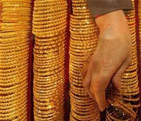 Có một loạt nhân tố tác động làm giá vàng tiếp tục tăng cao.