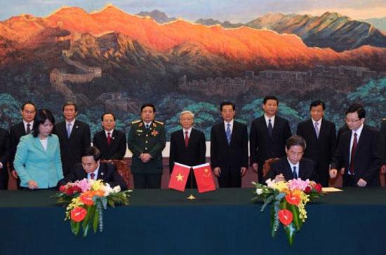 Lễ ký kết thỏa thuận về những nguyên tắc cơ bản chỉ đạo giải quyết vấn đề trên biển giữa hai nước Việt Nam-Trung Quốc - Ảnh: Xinhua.