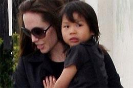 Nữ diễn viên người Mỹ Angelina Jolie và cậu con nuôi người Việt Pax Thien. Nhiều ý kiến băn khoăn rằng thu phí nhận con nuôi quá nhiều sẽ ảnh hưởng đến ý nghĩa tốt đẹp của hoạt động nhân đạo này.