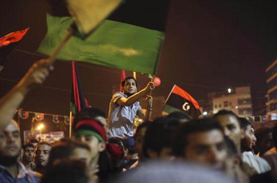 Lực lượng nổi dậy ở Libya tối 21/8 ăn mừng chiến thắng tại quảng trường Xanh, "trái tim" của quân chính phủ - Ảnh: AP.