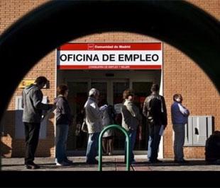 Dòng người xếp hàng trước một trung tâm cứu trợ người thất nghiệp tại Madrid (Tây Ban Nha) - Ảnh: AP.