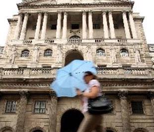 Bên ngoài Ngân hàng Trung ương Anh ở London - Ảnh: Bloomberg.