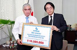 Đại diện Eximbank gửi quà ủng hộ qua lãnh sự quán Nhật Bản tại Việt Nam.