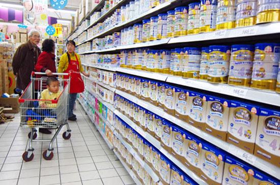 Vụ scandal sữa melamine năm 2008 vẫn khiến người tiêu dùng Trung Quốc sợ hãi - Ảnh: China Daily.