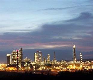 Standard Chartered tin rằng, việc Nhà máy Lọc dầu Dung Quất đang đi vào hoạt động sẽ góp phần hạn chế thâm hụt thương mại cho Việt Nam - Ảnh: AP.