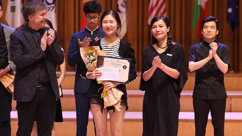 Bà Phạm Thị Hiền - Đại diện ABBANK và Ban giám khảo trao giải Nhì bảng Violin cho thí sinh Hong Hyeon (Hàn Quốc).