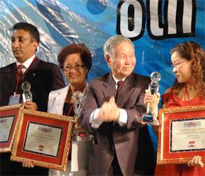 Tổng biên tập Thời báo Kinh tế Việt Nam, GS. Đào Nguyên Cát (thứ 2 từ phải sang) cùng đại diện các doanh nghiệp tại lễ trao giải.