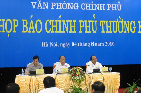 Phó thủ tướng Thường trực Nguyễn Sinh Hùng chủ trì cuộc họp báo chiều 4/8.