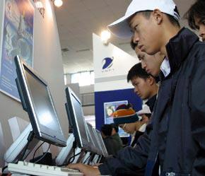 Nhiều người tiêu dùng đầu cuối cũng muốn mua máy tính được cài đặt sẵn phần mềm có bản quyền - Ảnh: Việt Tuấn.