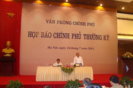 Bộ trưởng Nguyễn Xuân Phúc chủ trì buổi họp báo chiều 24/7 - Ảnh: Từ Nguyên.