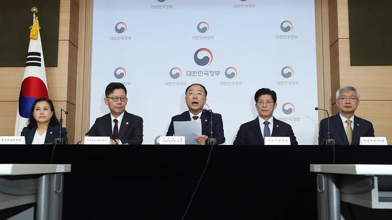 Bộ trưởng Tài chính Hàn Quốc Hong Nam Ki (chính giữa)người cầm báo cáo) công bố quyết định từ bỏ tình trạng quốc gia đang phát triển của Hàn Quốc tại WTO - Ảnh: Yonhap. 