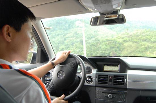 Nhiều người sử dụng ôtô tại Việt Nam vẫn có thói quen nhấn ga mạnh khi xuất phát và phanh ở tốc độ còn cao - Ảnh: Đức Thọ