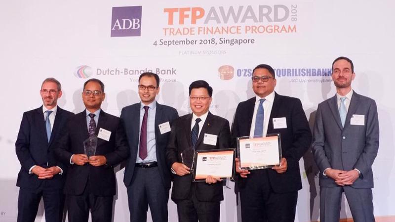 Tổng giám đốc TPBank, ông Nguyễn Hưng đại diện cho TPBank nhận giải Best SME Deal từ ADB.