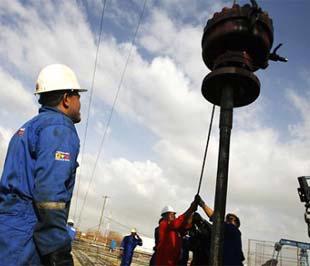 Công nhân làm việc tại một mỏ dầu ở Venezuela - Ảnh: Reuters.