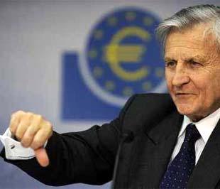 Chủ tịch ECB Jean-Claude Trichet làm động tác tay ám chỉ khả năng cắt giảm lãi suất Euro trong cuộc họp báo ngày 2/10 - Ảnh: Reuters.
