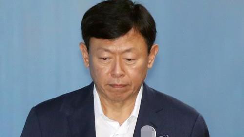 Chủ tịch Tập đoàn Lotte Shin Dong-bin bước vào tòa án phía nam Seoul để tham dự phiên tòa phúc thẩm về hối lộ vào ngày 29/8 - Ảnh: Yonhap.