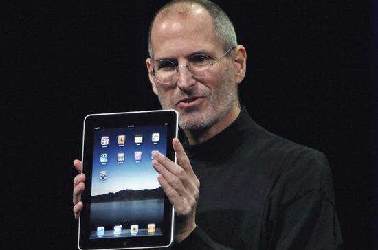 Giám đốc điều hành Apple Steve Jobs cầm chiếc iPad - Ảnh: Reuters.