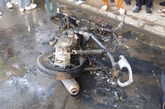 Chiếc Honda AirBlade thành than sau khi đột nhiên bốc cháy dữ dội vào chiều ngày 9/12.