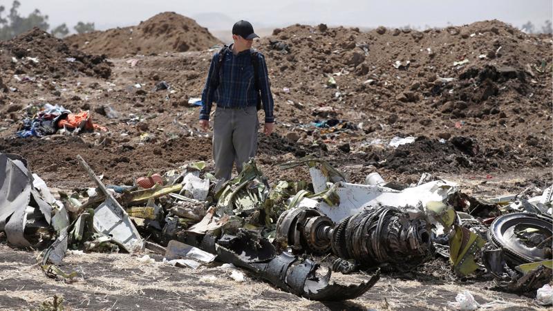 Hiện trường vụ rơi máy bay của hãng hàng không Ethiopian Airlines - Ảnh: Reuters.