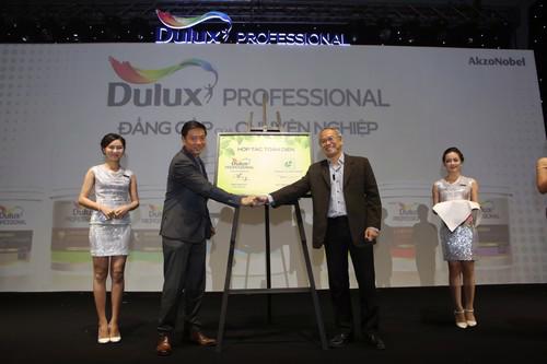 Ông David Teng - Tổng Giám đốc Sơn Trang Trí Việt Nam kí kết hợp tác 
toàn diện với ông Trần Khánh Trung - đại diện câu lạc bộ Kiến trúc Xanh 
trong buổi ra mắt dòng sản phẩm Dulux Professional của AkzoNobel.