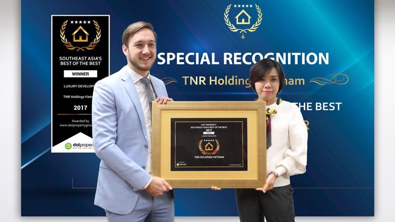 
Đại diện TNR Holdings nhận giải thưởng Đơn vị phát triển dự án bất động sản cao cấp tốt nhất Đông Nam Á do Dot Property trao tặng.