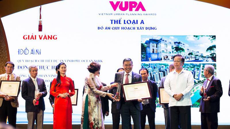 Ông Phạm Thiếu Hoa - Phó Tổng giám đốc Vinhomes đại diện Công ty Cổ phần Vinhomes nhận 2 giải thưởng Quy hoạch Đô thị Quốc gia hạng mục A & C.
