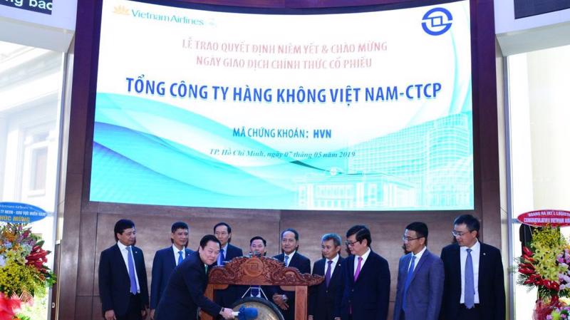 Ông Nguyễn Hoàng Anh, Chủ tịch Ủy ban Quản lý vốn nhà nước tại doanh nghiệp, thực hiện nghi thức đánh cồng khai trương phiên giao dịch đầu tiên cổ phiếu HVN trên sàn HOSE.