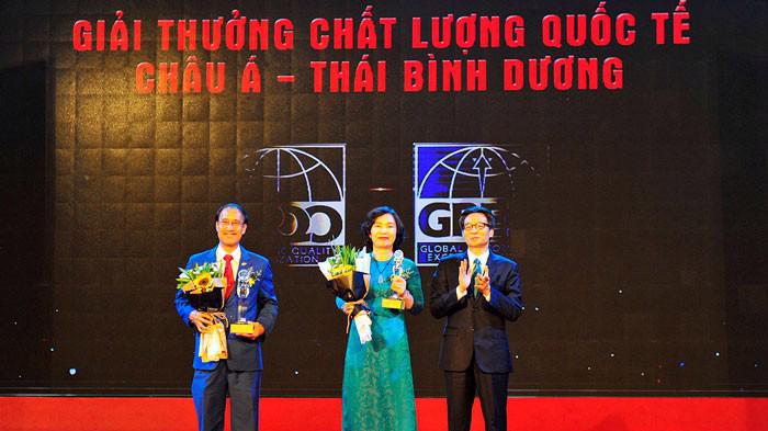 Phó Thủ tướng Vũ Đức Đam trao Giải thưởng Chất lượng Quốc tế Châu Á - Thái Bình Dương cho đại diện VietinBank.