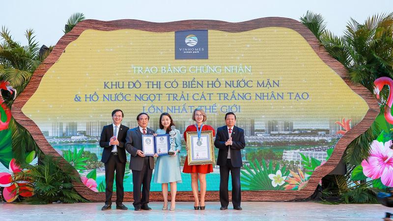 Đại diện Tổ chức Kỷ lục thế giới trao các Kỷ lục cho dự án Thành phố biển hồ Vinhomes Ocean Park.