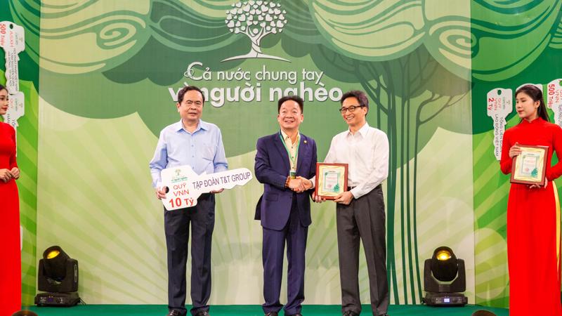 Đại diện Tập đoàn T&T Group - Chủ tịch Hội đồng quản trị kiêm Tổng Giám đốc Đỗ Quang Hiển ủng hộ 10 tỷ đồng cho Quỹ “Vì người nghèo”