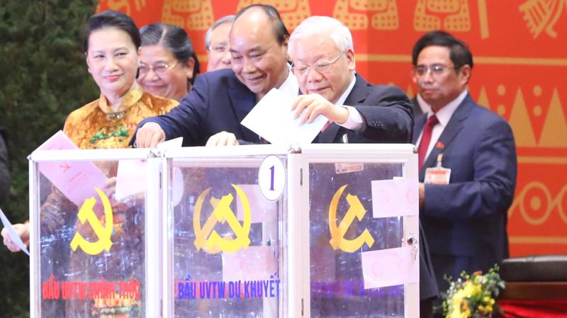 Các đồng chí lãnh đạo Đảng và Nhà nước bỏ phiếu bầu Ban Chấp hành Trung ương khóa XIII.