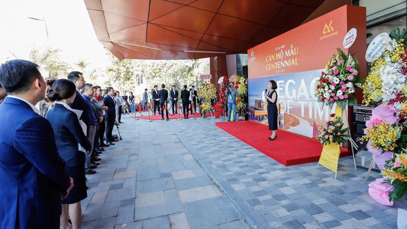 Bà Jenny Nguyễn - Đại diện Alpha King phát biểu khai mạc sự kiện khai trương nhà mẫu Centennial.