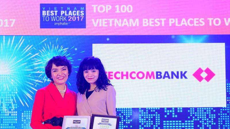 Bà Phạm Vũ Minh Đan (phải) – Giám đốc Khối Quản trị Nguồn nhân lực ngân hàng Techcombank tại lễ công bố kết quả khảo sát “Top 100 nơi làm việc tốt nhất Việt Nam 2017”.