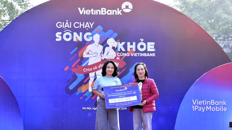 Bà Trần Thu Huyền - Thành viên Hội đồng quản trị, Giám đốc Khối Nhân sự VietinBank trao tặng ủng hộ Quỹ hỗ trợ cho các bệnh nhi tại Bệnh viện Nhi Trung ương (ảnh: Tiến Lâm).