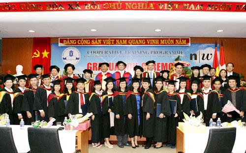Sinh viên tốt nghiệp sẽ được cấp bằng thạc sĩ quản trị kinh doanh chuyên ngành Tài chính - Ngân hàng do Trường Đại học Khoa học ứng dụng Tây Bắc Thụy Sĩ cấp, đều có giá trị quốc tế và được Bộ Giáo dục và Đào tạo Việt Nam công nhận. 