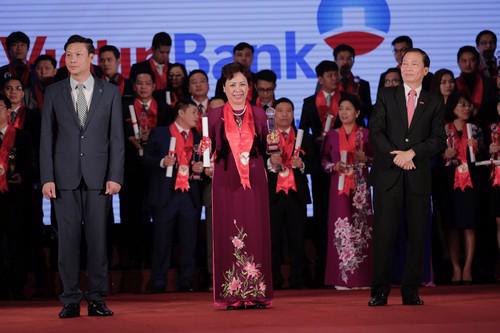 Phó tổng giám đốc VietinBank Bùi Như Ý nhận chứng nhận Thương hiệu mạnh và cúp của Ban Tổ chức - Ảnh: Thanh Ngân.