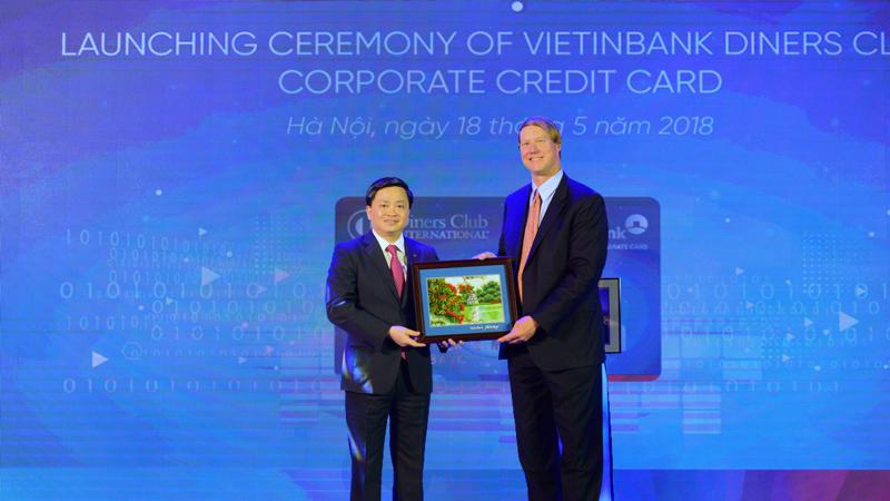 Ông Lê Đức Thọ - Tổng Giám đốc VietinBank (bên trái) tặng quà lưu niệm ông David Nelms - Chủ tịch kiêm Tổng giám đốc điều hành Discover Finanical Services.